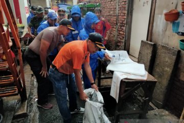 Warga Grogol Petamburan kerja bakti bereskan sampah  sisa banjir