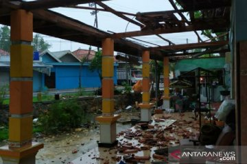 Angin kencang rusak bangunan di tiga kecamatan di Pamekasan