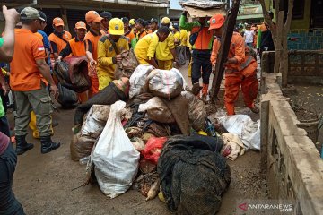 Seribu orang kerja bakti bersihkan sisa banjir di Rawajati