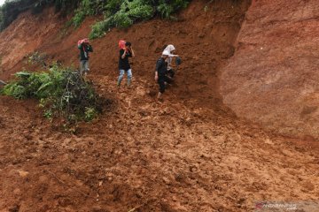 Akses menuju Sukajaya Bogor terputus akibat longsor dan banjir bandang
