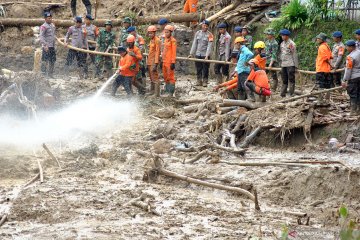 Pencarian korban tanah longsor di Sukajaya Bogor