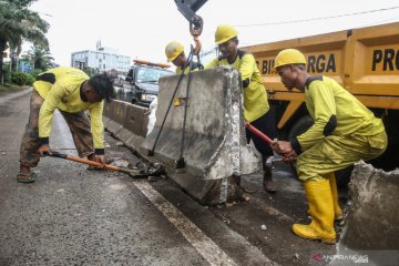 Ikut kerja bakti, Sekda kasih jam ke warga Kampung Makasar