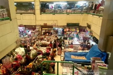 Empat hari usai banjir, pedagang di Pasar Jatinegara kembali berjualan