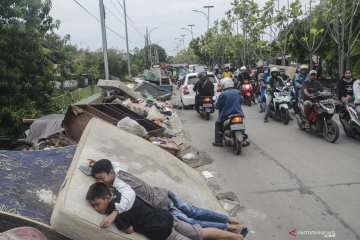 Tumpukan sampah pascabanjir di Bekasi