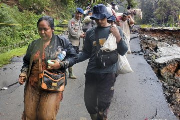 Evakuasi warga terisolir di Lebak