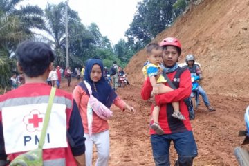 Korban banjir di Bogor dapat bantuan PMI