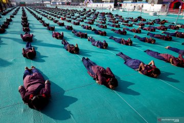 Yoga massal siswa di India