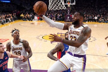 James kembali ukir "triple-double" saat Lakers pecundangi Pistons