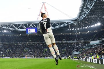Aksi Ronaldo saat cetak hattrick ke gawang Cagliari