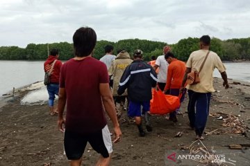 Warga Bekasi geger temuan mayat tersangkut pohon bakau