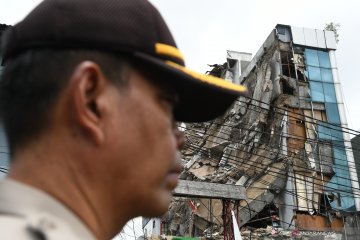 Bangunan ambruk di Slipi Jakarta