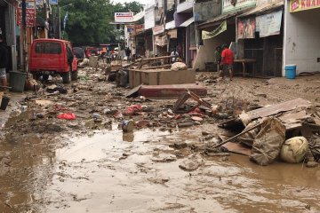 6.000 ton sampah banjir diangkut Pemkot Bekasi