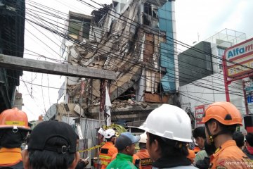 Polisi dalami dugaan masalah struktur gedung roboh di Slipi