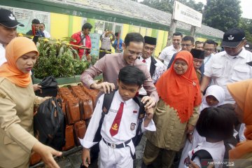 Nadiem salurkan bantuan siswa SDN 02 belajar di tenda darurat