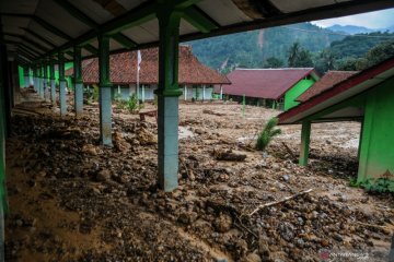 19 bangunan sekolah rusak berat akibat banjir di Lebak