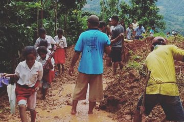 Angin puting beliung dan longsor terjang manggarai barat