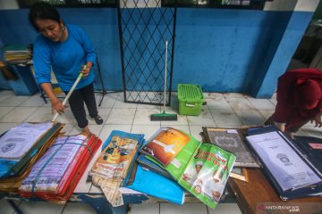 Bersihkan sekolah pascabanjir di Tangerang