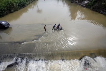 Jalan tergenang luapan air sungai Cileungsi di Bogor