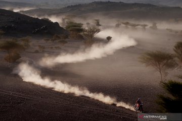 Aksi para pebalap di etape 2 Reli Dakar