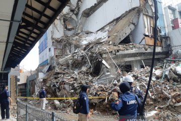 Pembongkaran gedung ambruk di Palmerah dilanjutkan