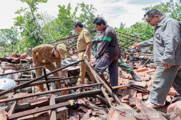 Angin kencang sudah merusak puluhan rumah warga Pamekasan-Madura