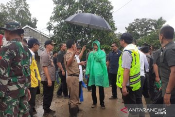 Disambut hujan, Jokowi gunakan jas hujan plastik di Sukajaya Bogor