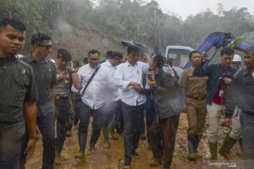 Presiden Jokowi kunjungi lokasi longsor di Sukajaya, Bogor