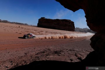 Carlos Sainz ambil alih pimpinan etape III Reli Dakar 2020
