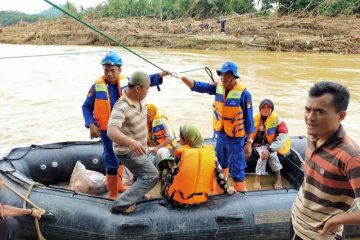 Polairud Banten evakuasi masyarakat terisolasi banjir bandang Lebak