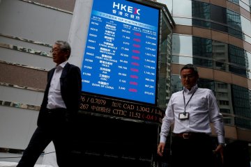 Saham Hong Kong jatuh 1,6 persen, turun dari tertinggi 32 bulan
