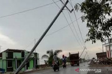 Tiang listrik ambruk di Jalan Haji Saanan Kembangan Utara