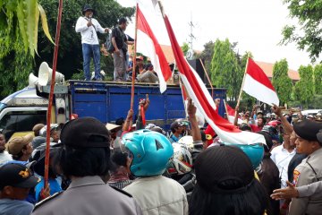 Protes soal mafia hutan, warga kaki Gunung Kelud demo Perhutani