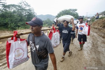 Bantuan logistik untuk korban banjir dan longsor Sukajaya
