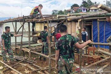 TNI bangun tenda bambu di desa terisolasi di Sukajaya Bogor