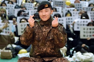Sunggyu INFINITE dapat penghargaan dari militer usai wamil