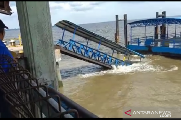 Jembatan Pelabuhan Buton Siak roboh, pelayanan dialihkan