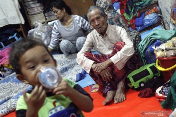 Pengungsi korban banjir dan longsor Sukajaya