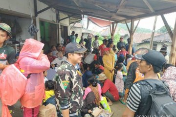 Banser siaga bencana evakuasi warga terisolasi banjir Lebak