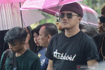 Rizky Febian jelaskan alasan pemindahan makam ibunya