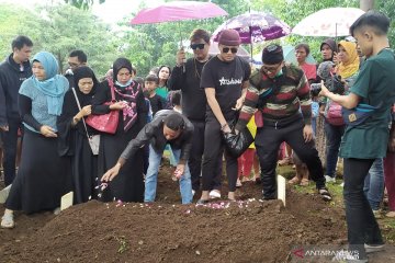 Jenazah ibu Rizky Febian dimakamkan di TPU Nagrog Bandung usai autopsi