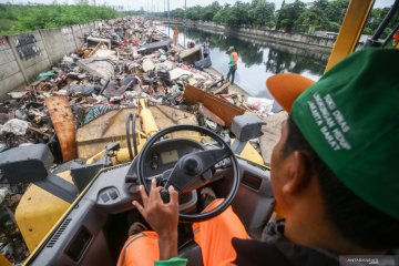 Usai banjir, Ratusan ton sampah diangkut dalam sehari di Cengkareng
