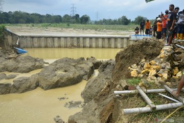 Tanggul bendungan di Grobogan jebol