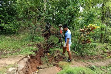 Tanah retak terjadi pascabanjir di Kampung Lebo Sangihe