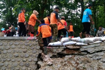 Tanggul-tanggul sungai yang jebol di Jateng ditutup BPBD