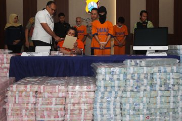 Tumpukan uang Rp122 miliar dihadirkan saat pengungkapan kasus investasi ilegal