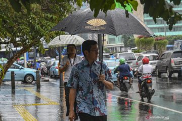 Jelang Imlek, bersiap hujan guyur Jakarta Jumat siang