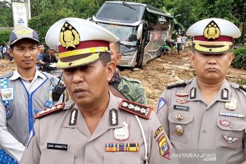 Polisi lakukan rekayasa lalu lintas di lokasi banjir Tanggamus