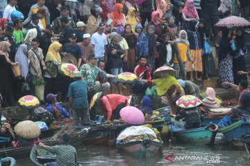 Wali kota Banjarmasin Membuka Pasar Terapung Kuin-Alalak