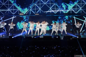 Konser Super Show 8 baru mulai, Leeteuk Super Junior pamer dada bidang