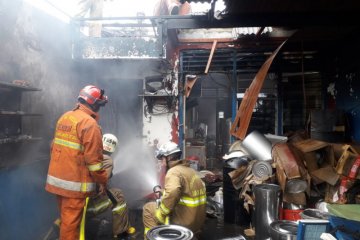 Bengkel bubut di Pondok Bambu ludes terbakar